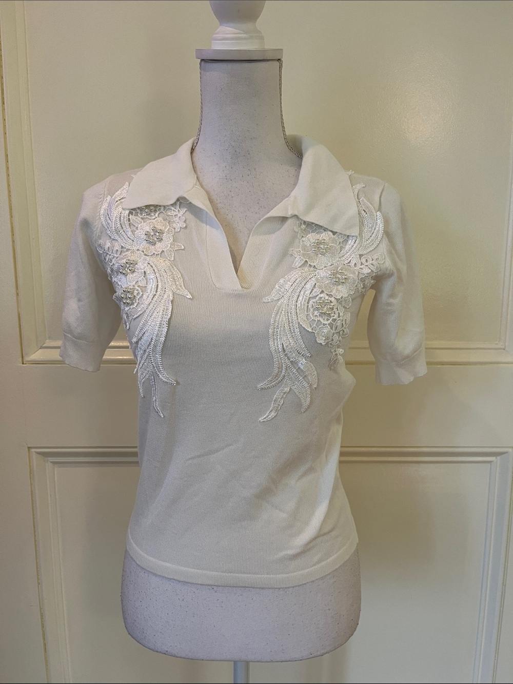 Women's White Short-Sleeve Collared Knit Shirt with Floral Lace Appliqué